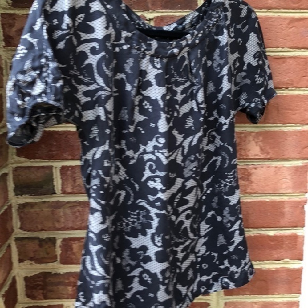 Banana republic blk & grey Lace pattern dressy top